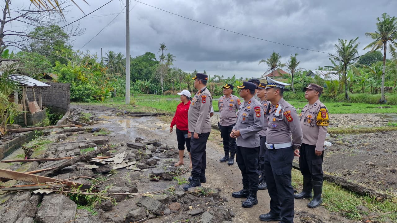Salah satu titik kerusakan infrastruk di Kabupaten Tabanan akibat banjir.
