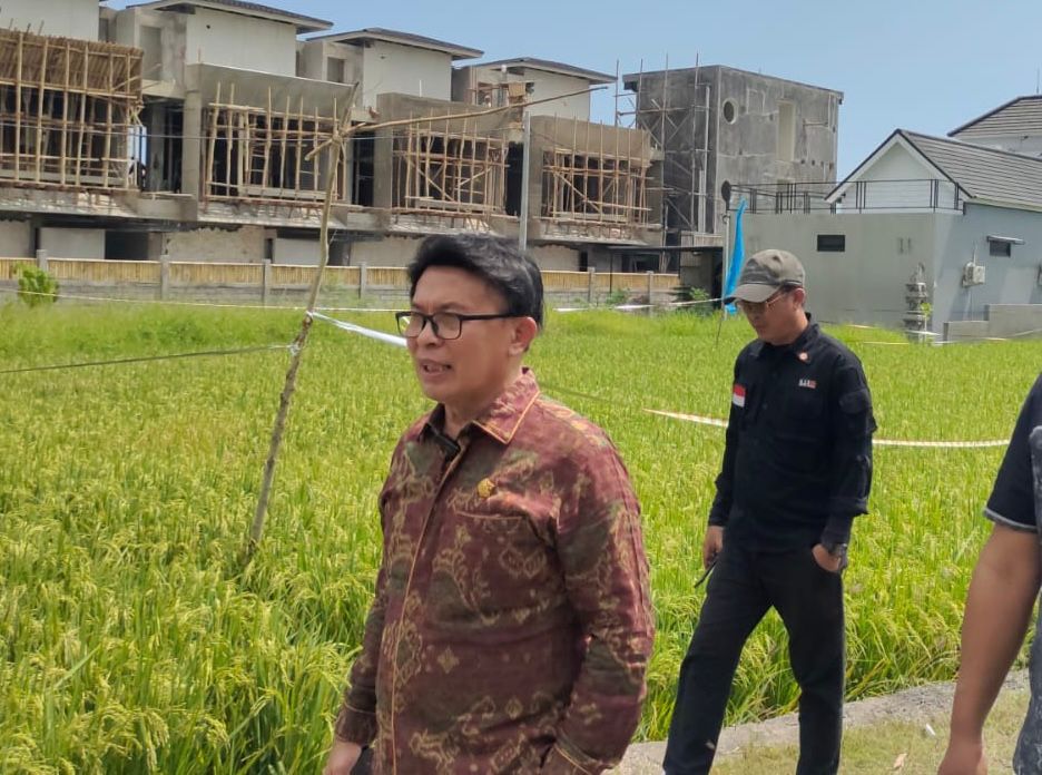 Salut: Made Suparta saat sidak kasus pelanggaran tata ruang. Dalam bencana banjir dia mengaku salut dengan langkah gubernur Koster