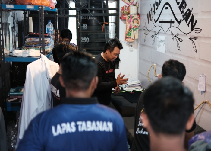 KETERAMPILAN : Pelatihan Laundry bagi warga Binaan di Lapas Tabanan yang digelar di Aula Candra Prabhawa.