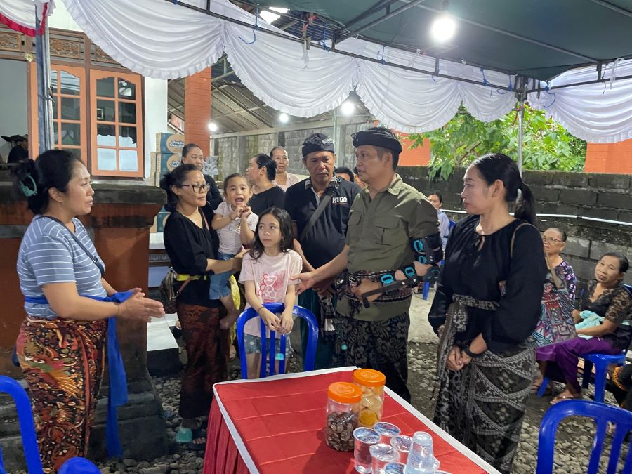 Bupati Jembrana I Made Kembang Hartawan didampingi Wakil Bupati I Gede Ngurah Patriana Krisna melayat ke rumah duka almarhum Komang Oka Sudiastawa.
