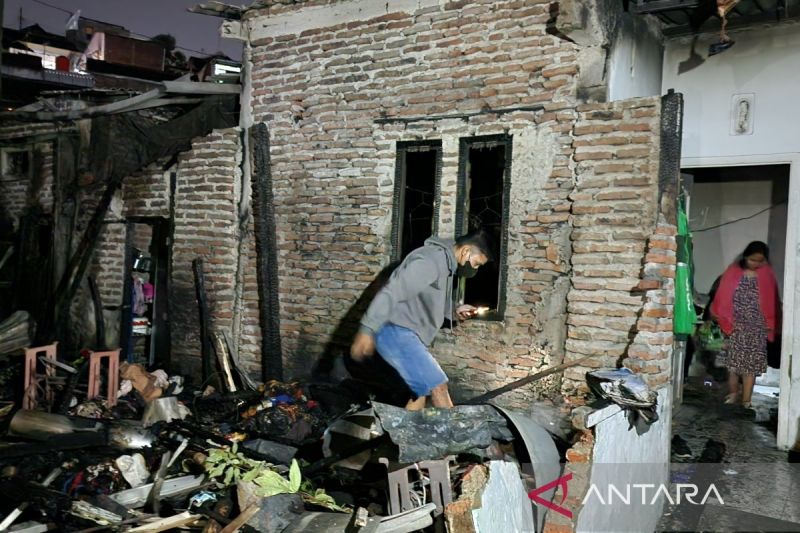 Kondisi rumah yang terbakar di Jomblang Perbalan, Kota Semarang, yang menewaskan satu orang.