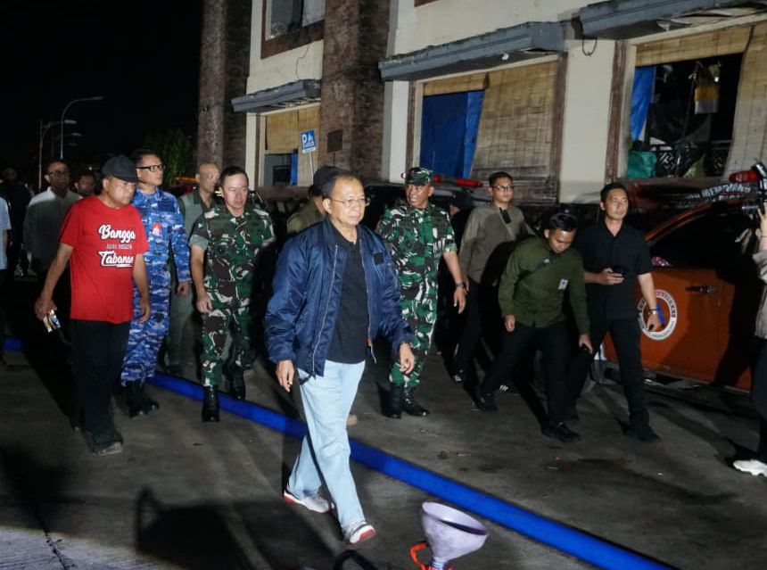 Gubernur Bali Wayan Koster saat memantau penangan pasca banjir malam hari di Lokasi banjir. Saat ini sudah memastikan bahwa setiap korban jiwa keluarganya mendapatkan Rp 45 juta sebagai santunan.