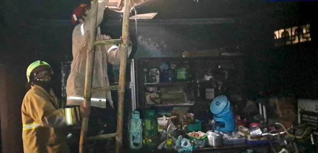Rumah di Sragen Kulon terbakar akibat kompor lupa dimatikan. Nenek 89 tahun selamat meski alami syok, Damkar padamkan api 40 menit.