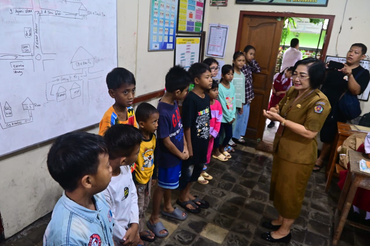 Sejumlah siswa SDN 4 Dauh Puri, Denpasar yang bersekolah tanpa seragam, Senin (15/9).