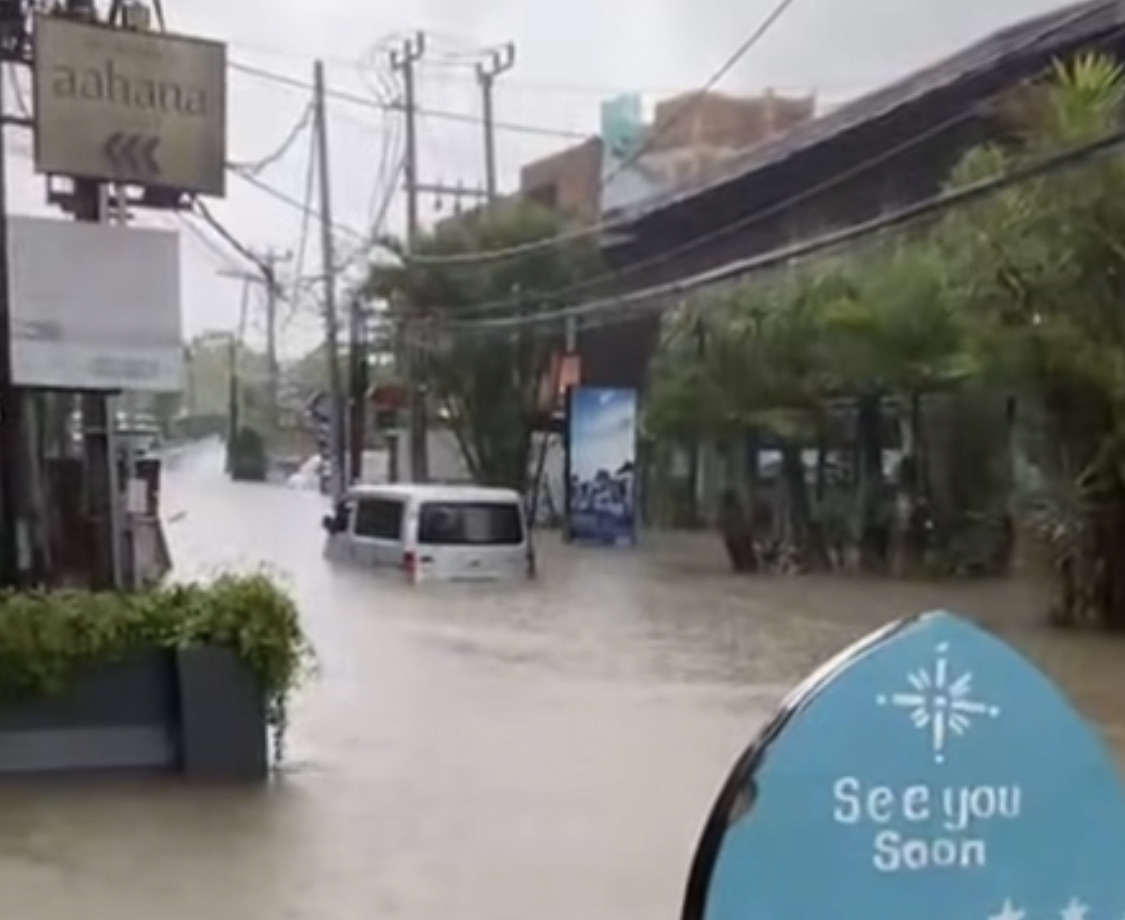 Kondisi banjir di Jalan Sri Kahyangan, Desa Tibubeneng, Kecamatan Kuta Utara, Senin (15/9).