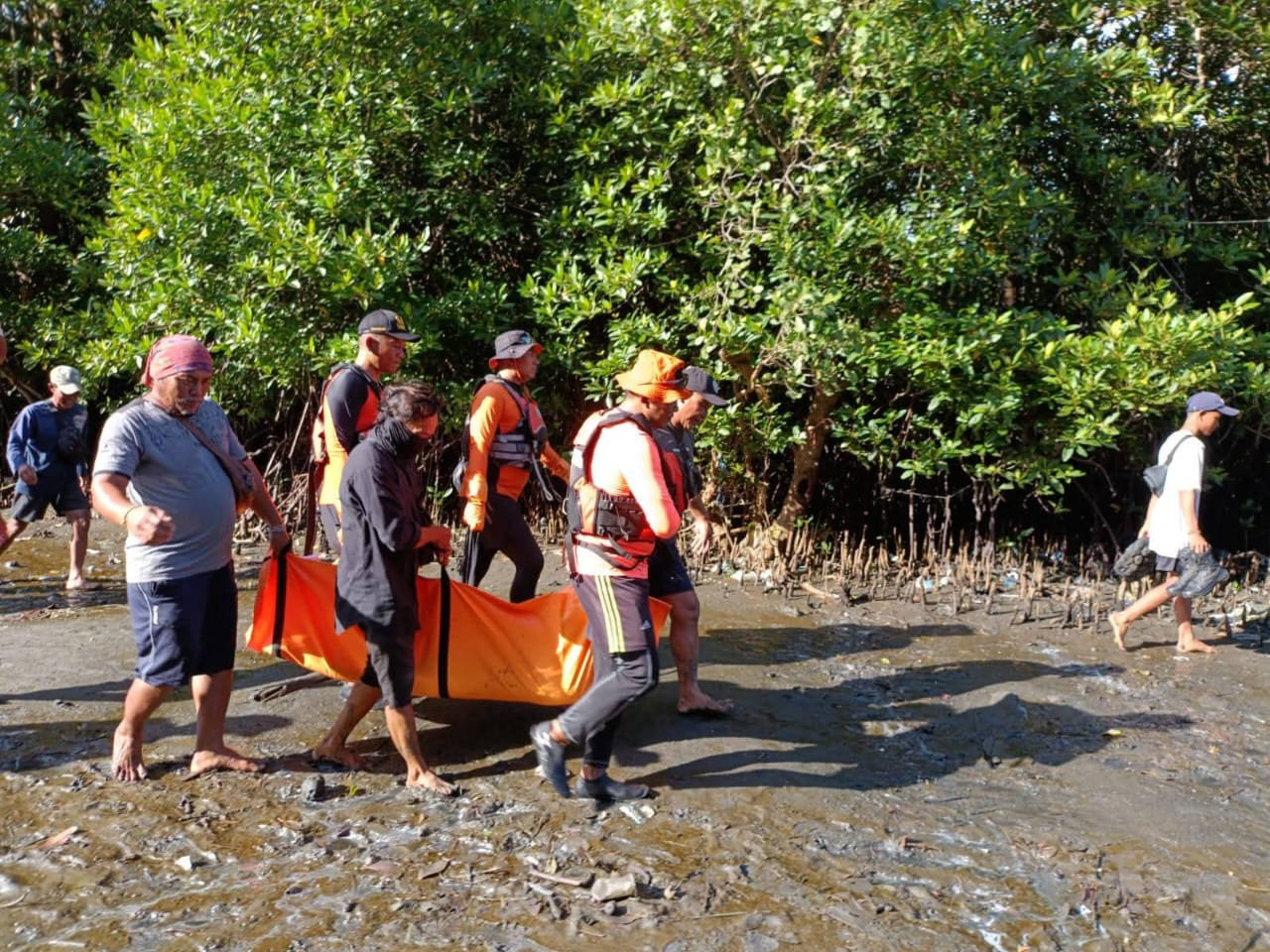 Proses evakuasi jenazah pemuda yang hilang di Pantai Kelan