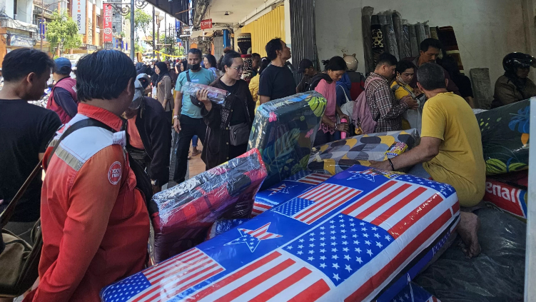 Toko Karpet di Denpasar Diserbu Warga Gara-Gara Promo