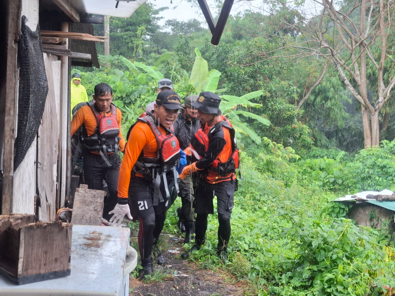 TEMUKAN: Jenazah korban banjir yang baru ditemukan diyakini adalah Suwandi dievakuasi petugas SAR gabungan.