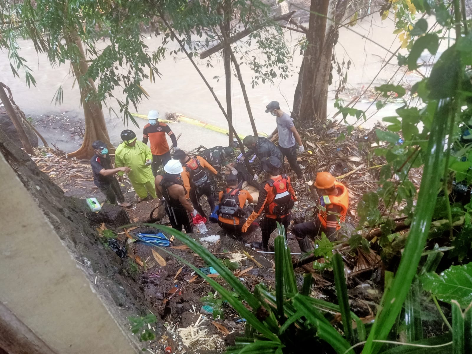 TEMUKAN: Jenazah korban banjir yang baru ditemukan diyakini adalah Suwandi dievakuasi petugas SAR gabungan.