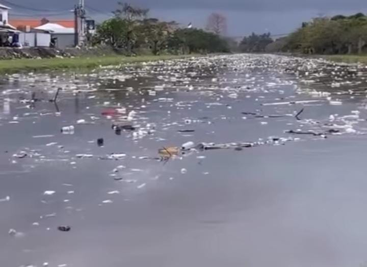 Sungai Taman Pancing Nyaris Meluap dan Dipenuhi Sampah