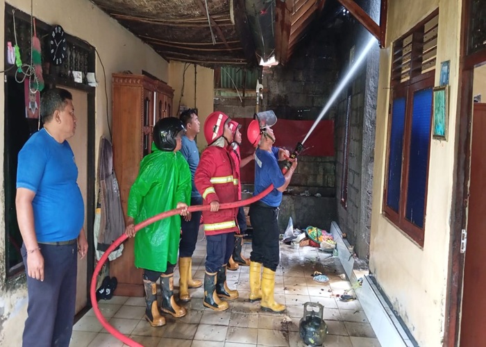 TERBAKAR:Kebakaran menimpa sebuah dapur dan kamar tidur di rumah milik Ida Bagus Parwata, 45, di Geria Gede Bakas, Desa Bakas, Kecamatan Banjarangkan, Senin (15/9/2025) pagi.