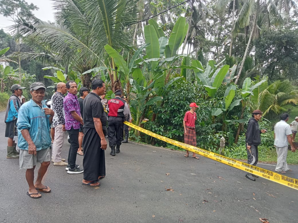 Penutupan jalan yang menghubungkan Desa Sukataji, Jempeng, dan Taman, Kecamatan Abinaemal pasca jebol, Selaa (16/9).
