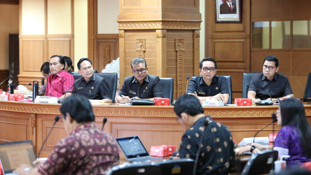 Pansus DPRD Badung saat menggelar rapat pembahasan Ranperda tentang Perlindungan dan Penertiban HPR, Selasa (16/9).