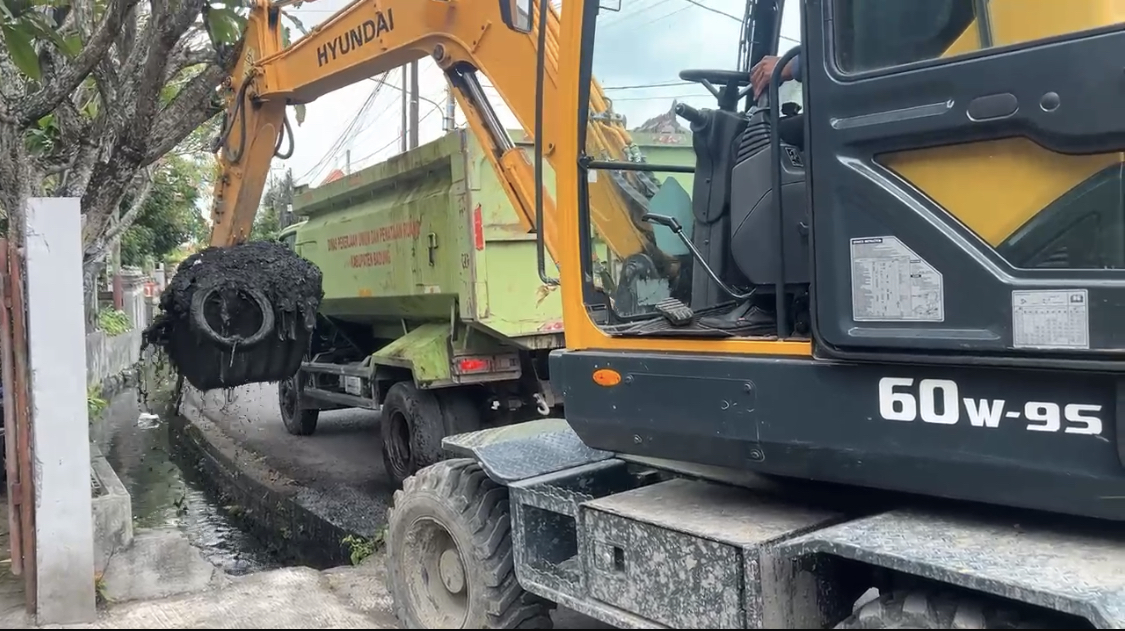 Satu alat berat Dinas PUPR Badung saat melakukan normalisasi aliran sungai di Jalan Kubu Gung, Banjar Tegal Jaya, Desa Dalung, Kuta Utara.