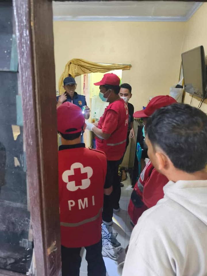 Evakuasi: Petugas mengevakuasi jenazah Evi DY dari kos tempat tragedi terjadi. (Bali Express/Istimewa)