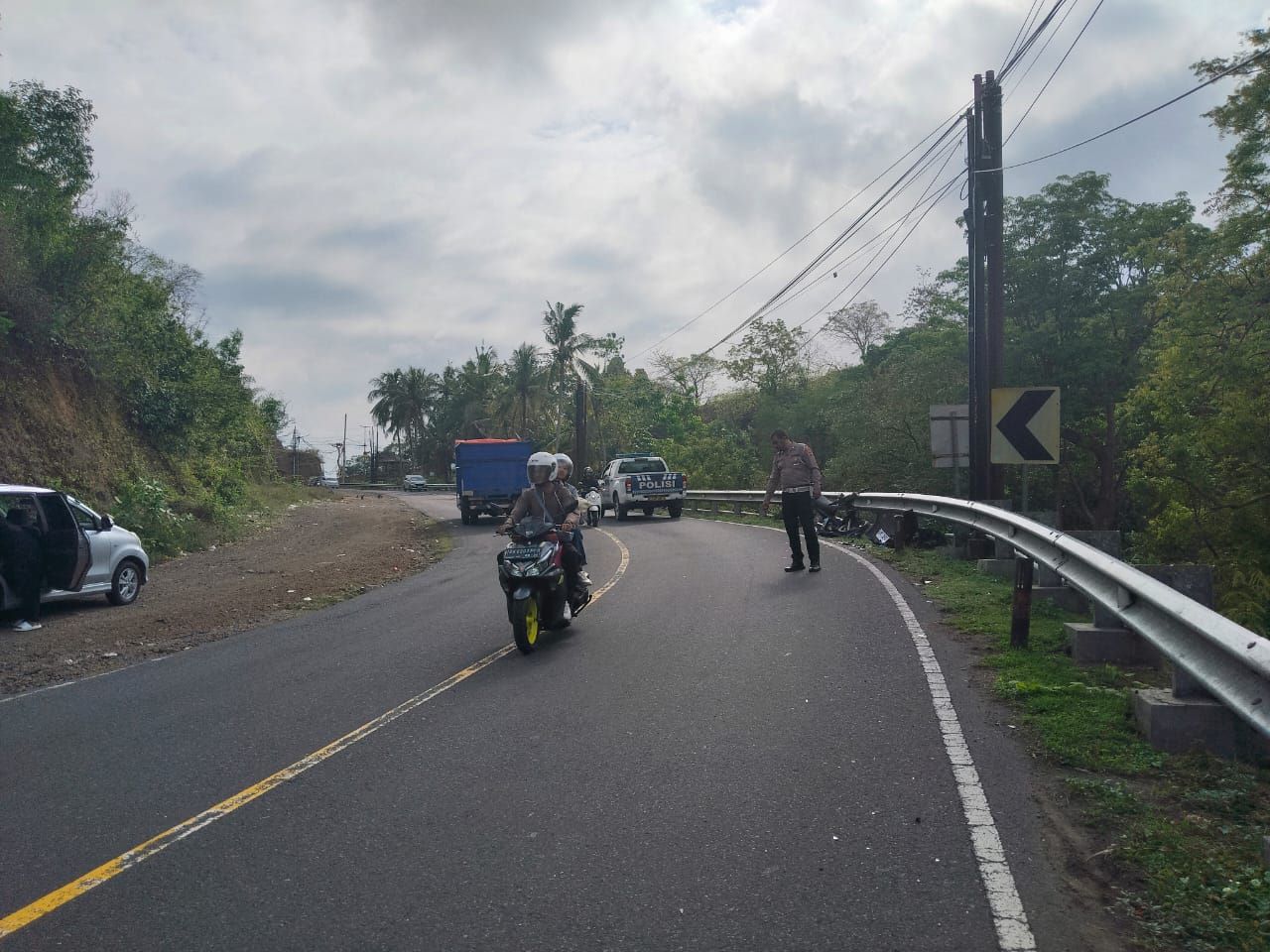 Polisi olah TKP kecelakaan yang melibatkan komisioner KPU Karangasem Agus Nugroho Purwanto, Senin (15/9/2025).