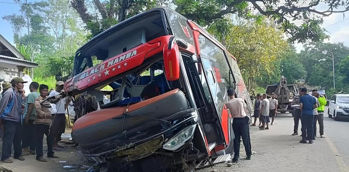 Kecelakaan bus di jalur Bromo menewaskan satu keluarga.