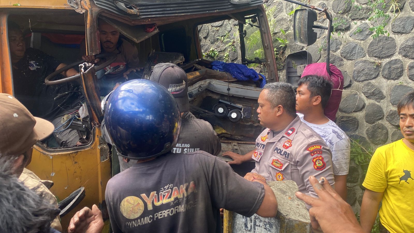 Evakuasi sopir truk yang mengalami kecelakaan di Kabupaten Tabanan, Bali, Senin (15/9/2025).