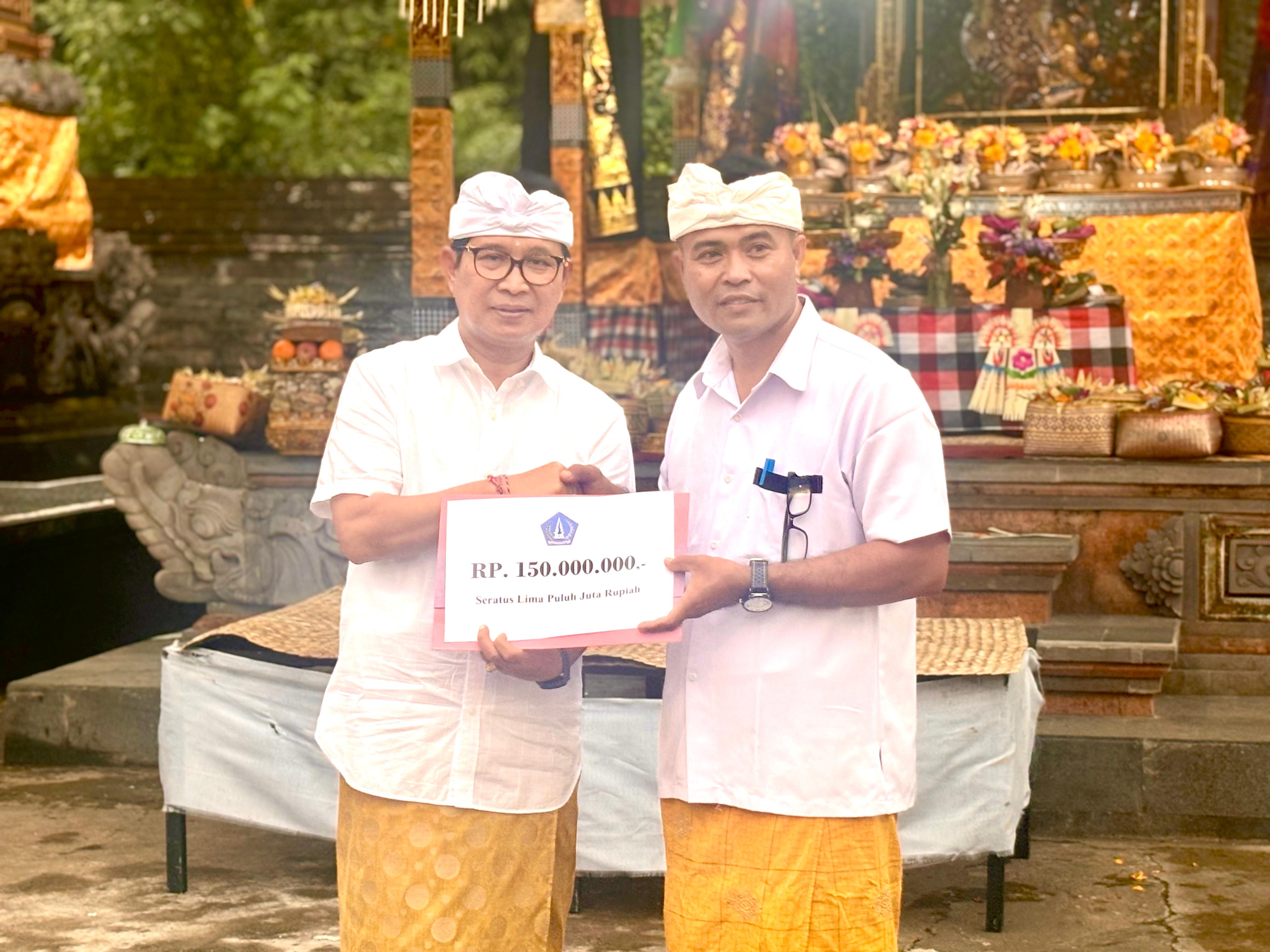 Bupati Adi Arnawa saat menghadiri Karya Ngodakan dan Melaspas Tapakan Ida Ratu Gede Sakti di Petapakan Anyar Pura Dalem Desa Adat Kutaraga, Desa Bongkasa, Kecamatan Abiansemal, Senin (15/9).