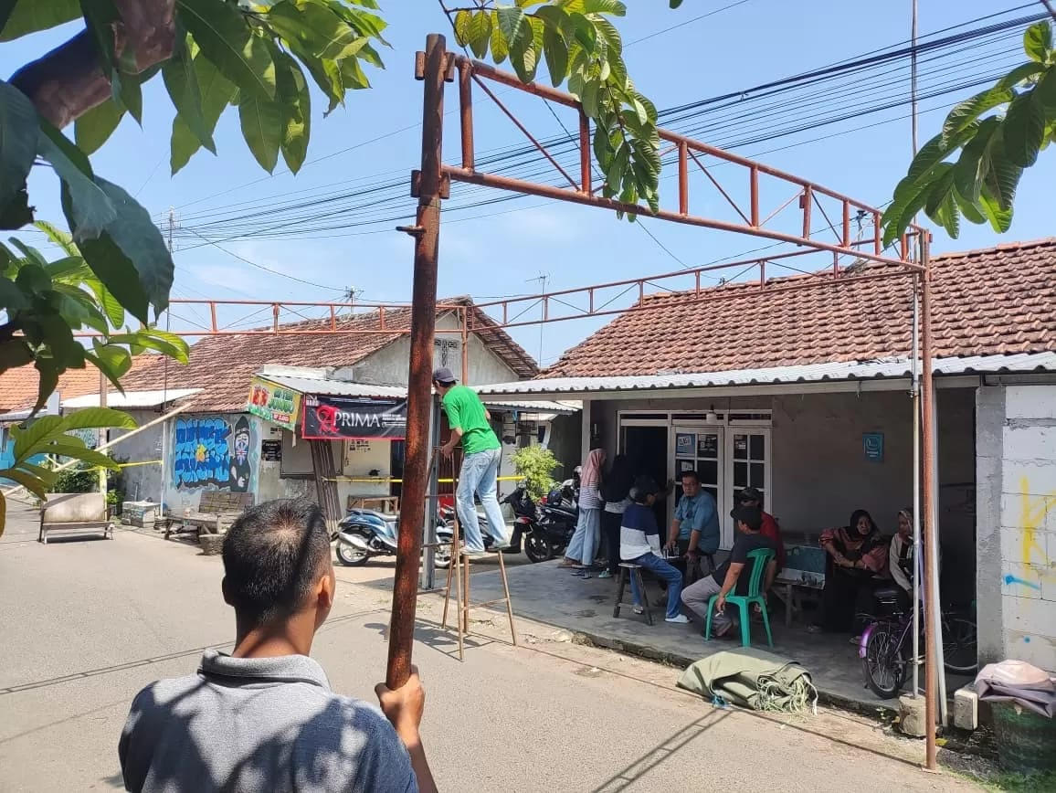 Warga memasang tenda di depan rumah korban yang berlokasi di Kelurahan Wergu Wetan.