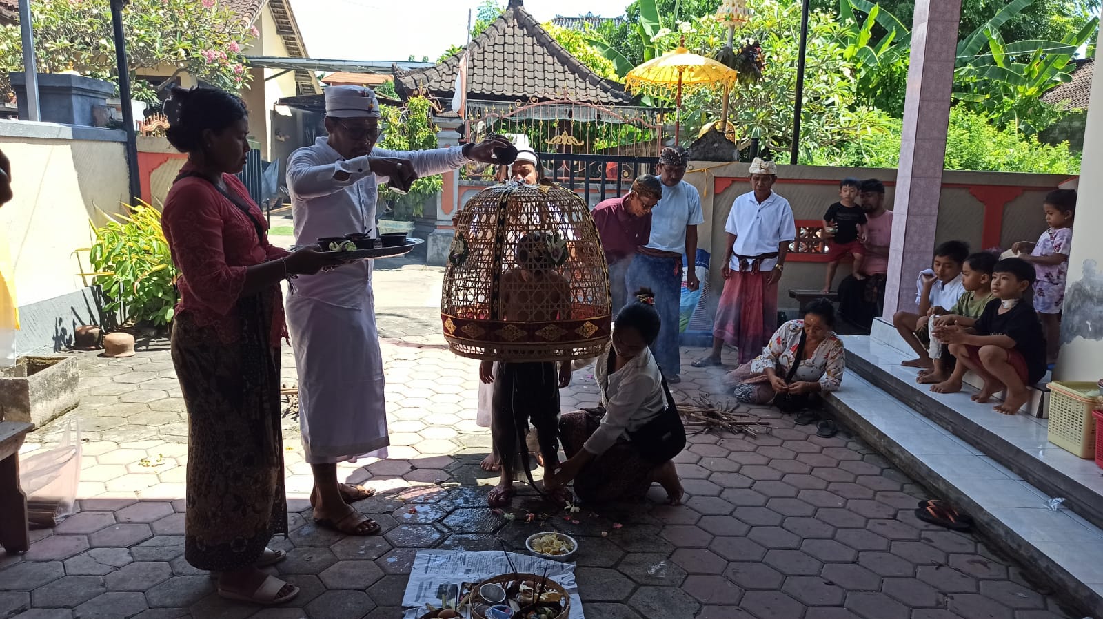 proses pengruwatan melalui mebayuh Oton