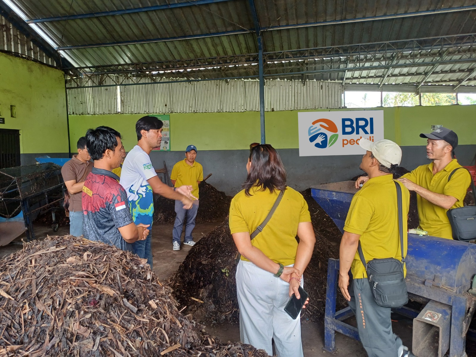BRI Peduli  &lsquo;Yok Kita Gas&rsquo; melakukan Pelatihan Diversifikasi dan Penguatan Mutu Produk Pupuk Kompos yang berlangsung di Tempat Pengolahan Sampah Reduce, Reuse, Recycle (TPS3R) Pudak Mesari