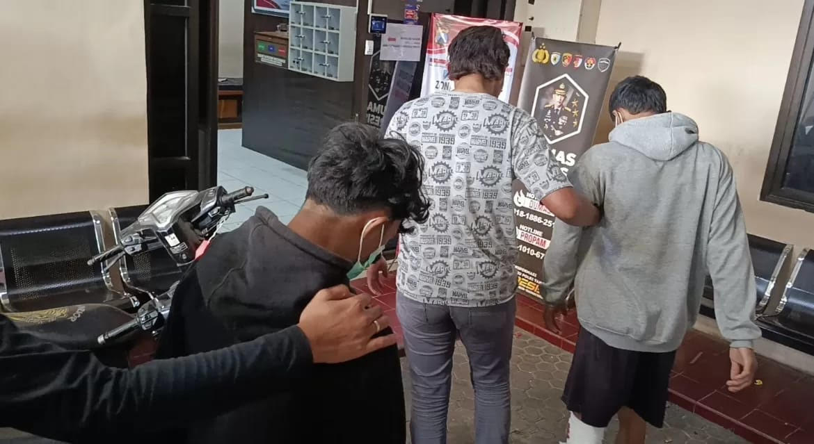 Dua anak di bawah umur yang diduga aniaya seorang pemuda hingga tewas digelandang ke Mapolres Lumajang.