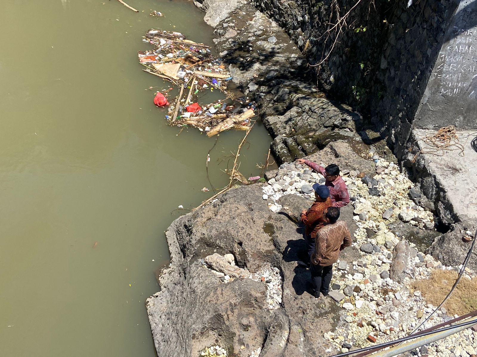 PELANGGARAN: DPRD Bali bersama Balai Wilayah Sungai (BWS) Bali&ndash;Nusa Penida meninjau langsung kondisi Sungai Tohpati, Rabu (17/9)