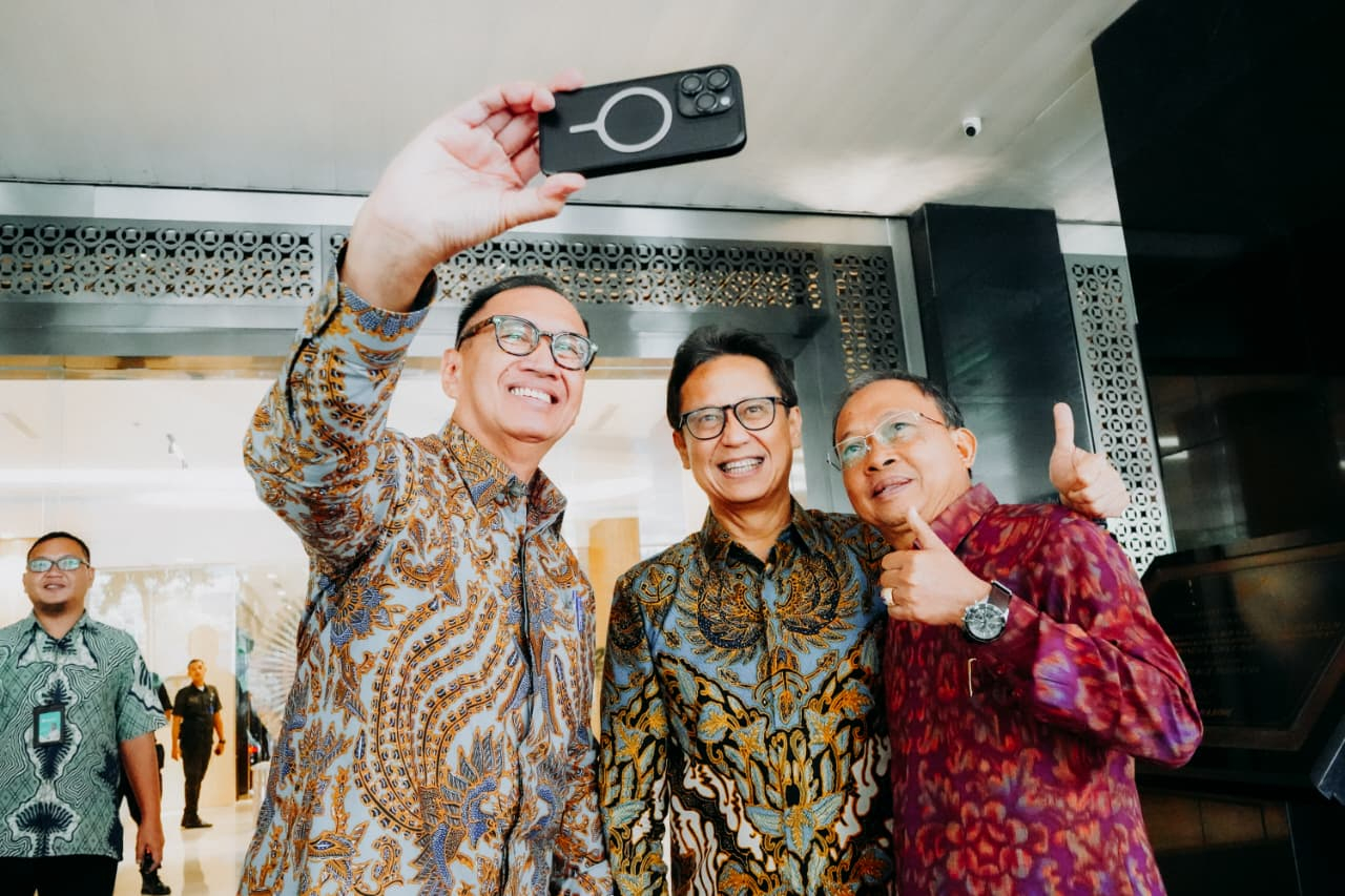 Menkes : Gubernur Koster saat Bersama Menteri Kesehatan Budi Gunadi Sadikin (Tengah), Gubernur Koster mengusulkan bantuan alat RS Wangaya, Denpasar karena rusak terendam banjir.