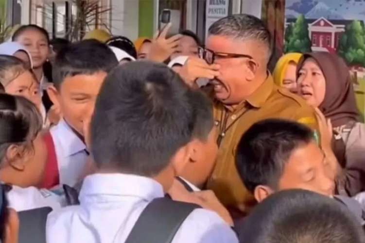 Momen perpisahan Kepsek SMPN 1 Prabumulih dengan siswa dan guru