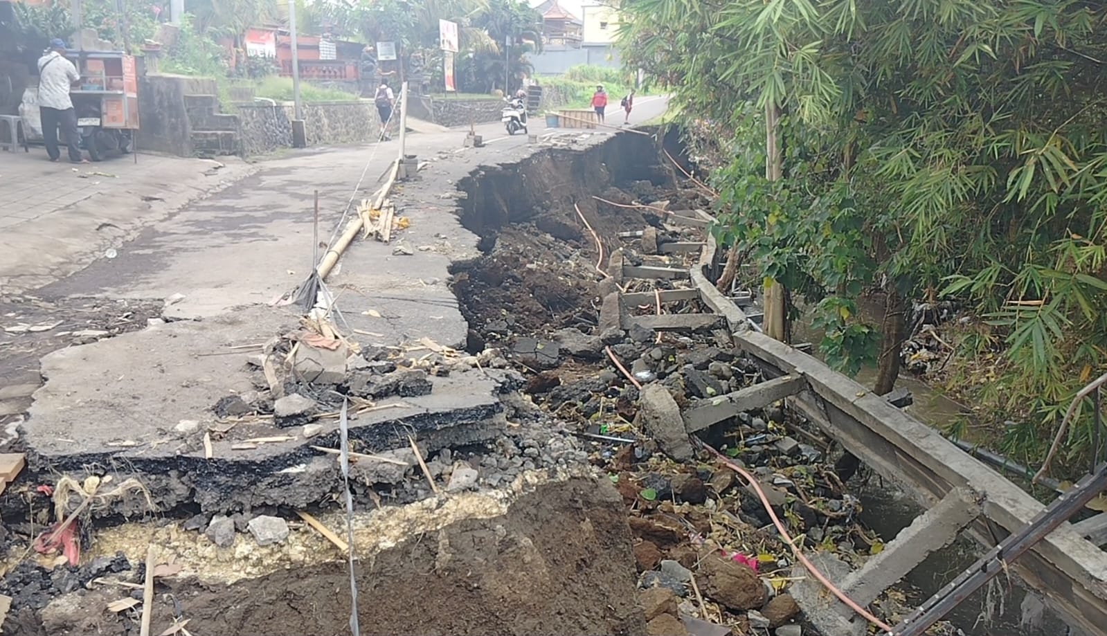 Kondisi jalan di depan SDN 3 Pering, Kecamatan Blahbatuh, Gianyar sangat mengkhawatirkan Selasa (16/9/2025).
