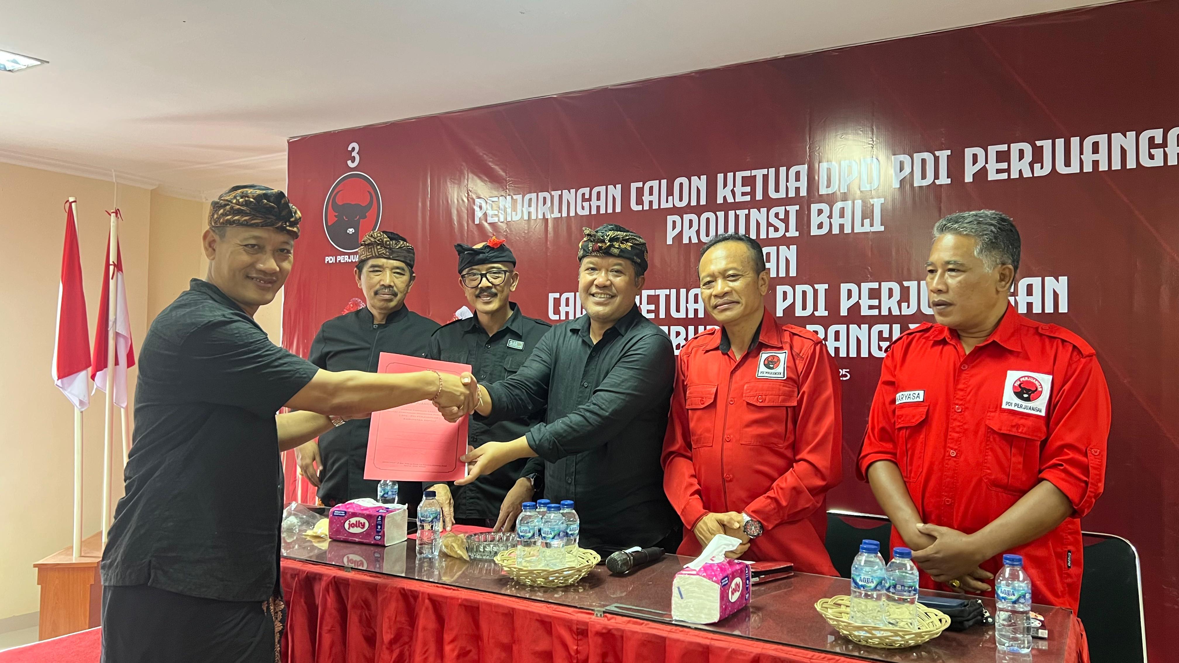 Suasana rapat penjaringan calon ketua DPC PDIP dan DPD Bali di Sekretariat DPC PDIP Bangli, Minggu (14/9/2025).