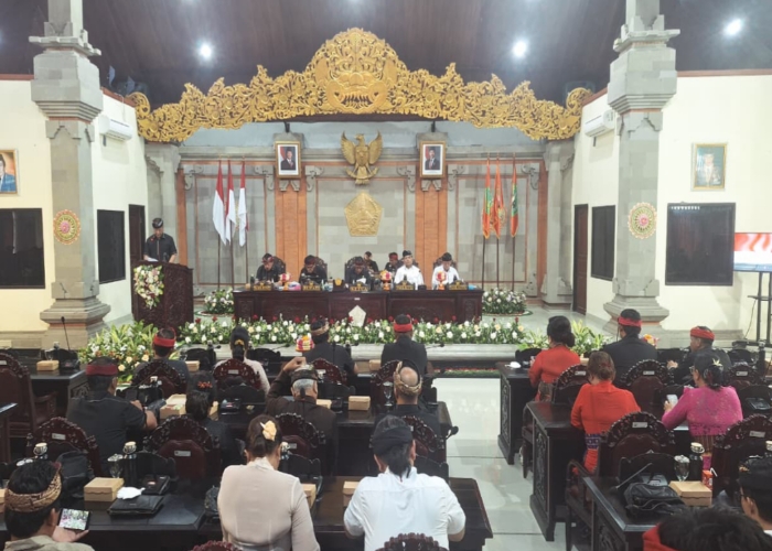 RAKER : Rapat paripurna Penyampaian Laporan Badan Anggaran di Gedung DPRD Tabanan.