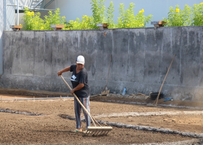 TERKENDALA : Proses pembuatan garam tradisional Karangasem.
