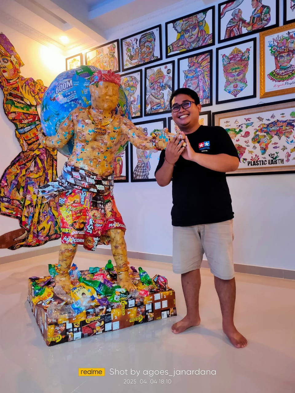 karya tiga dimensi wajah plastik dalam bentuk ogoh-ogoh
