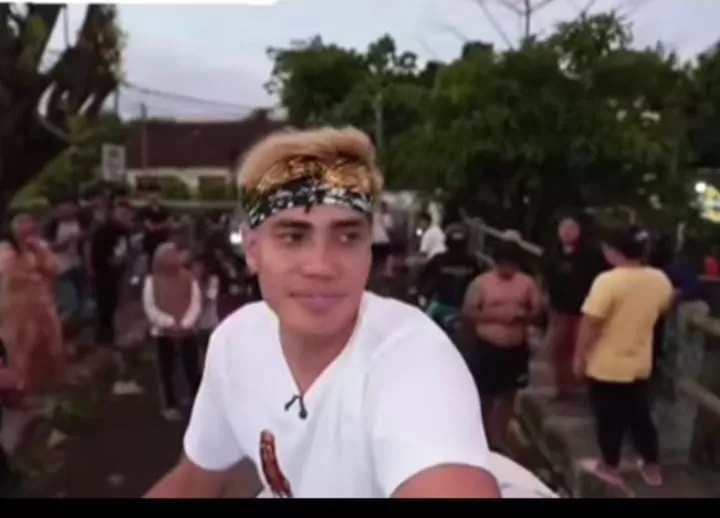 Momen Aosar Khaledd bagi-bagi bantuan di Bali