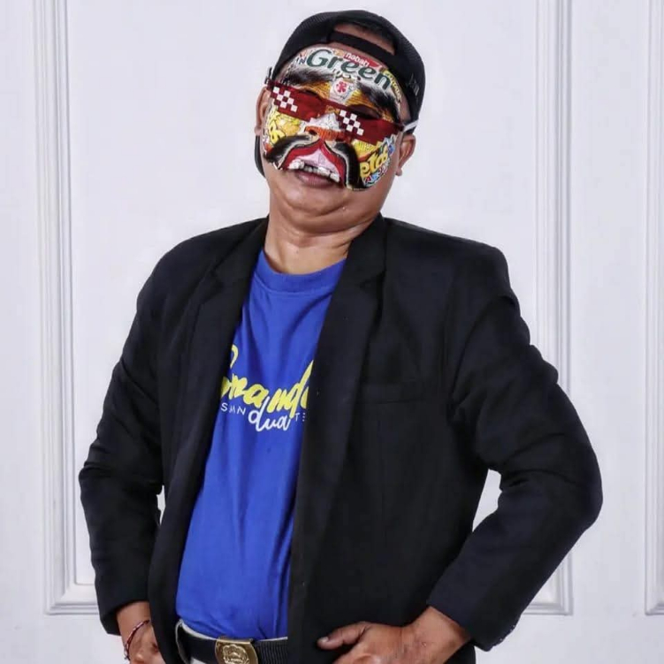 Made Oplas kerap tampil menggunakan topeng bondres dibuat dari plastik