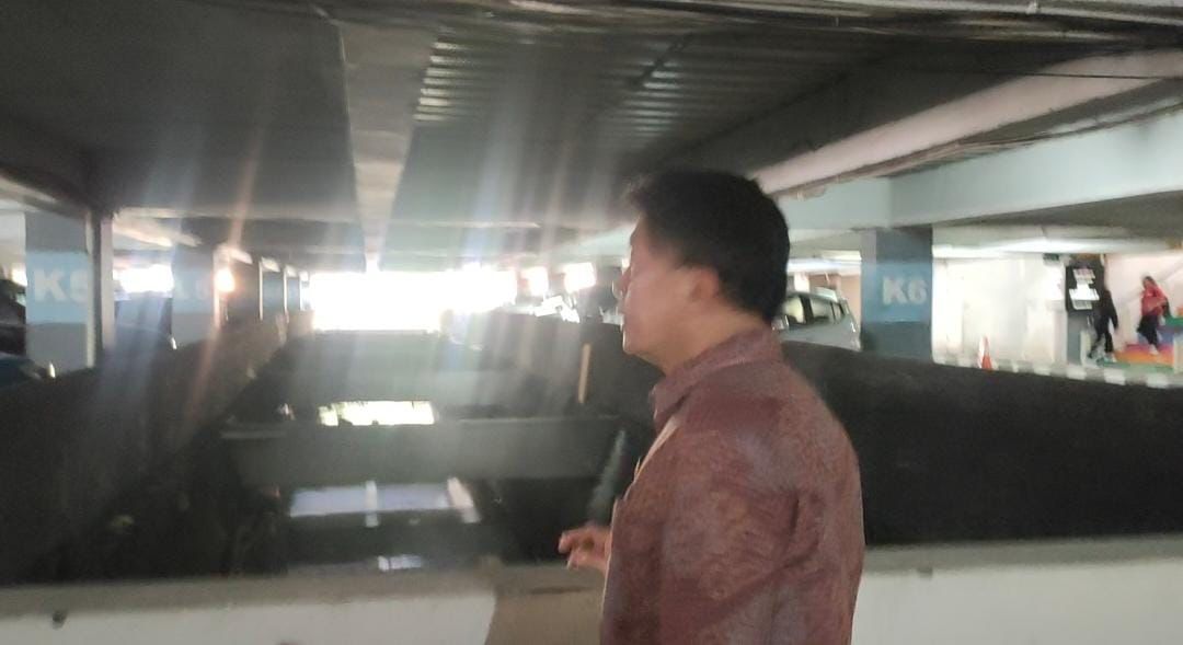 Melanggar : Membangun di pinggir sungai saja tidak boleh. Temuan Pansus, sungai didalam gedung mall Bali Galeria.