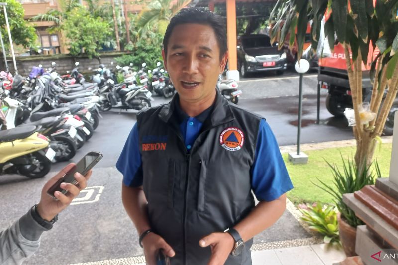 Kepala Pelaksana BPBD Bali I Gede Agung Teja Bhusana saat diwawancara terkait bantuan bagi korban banjir besar di Bali, Denpasar, Senin (15/9/2025).