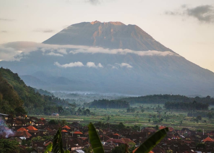 DITUTUP : Seluruh jalur pendakian menuju Gunung Agung akan ditutup sementara selama satu minggu, mulai Sabtu (20/9/2025) hingga Sabtu (27/9/2025).