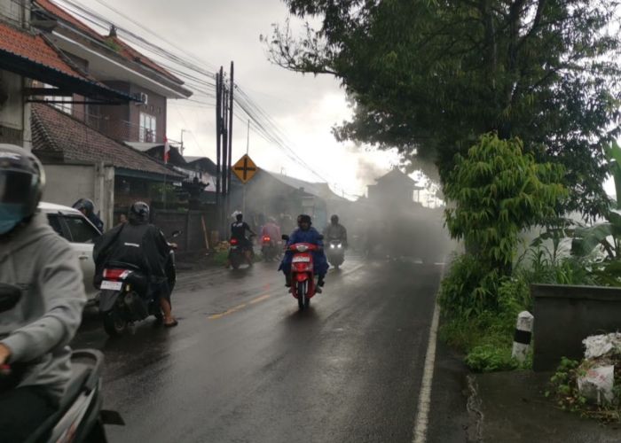 INSIDEN : Mobil Pikap jenis L300 mengeluarkan asap hitam di Jalan Raya Tiingadi, Desa Gunaksa, Kecamatan Dawan, Klungkung, Jumat (19/9/2025) sekitar pukul 07.40 Wita.