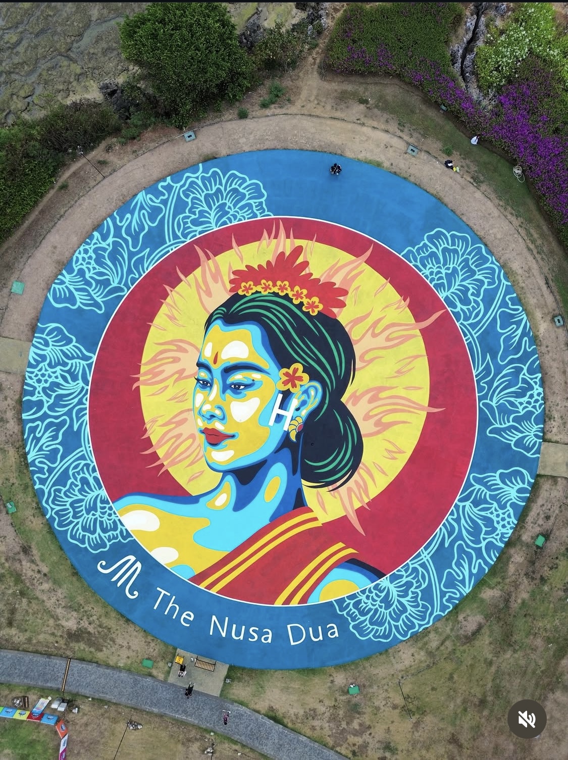 Lukisan mural karya Dwymabim di atas helipad Peninsula Island, Nusa Dua.