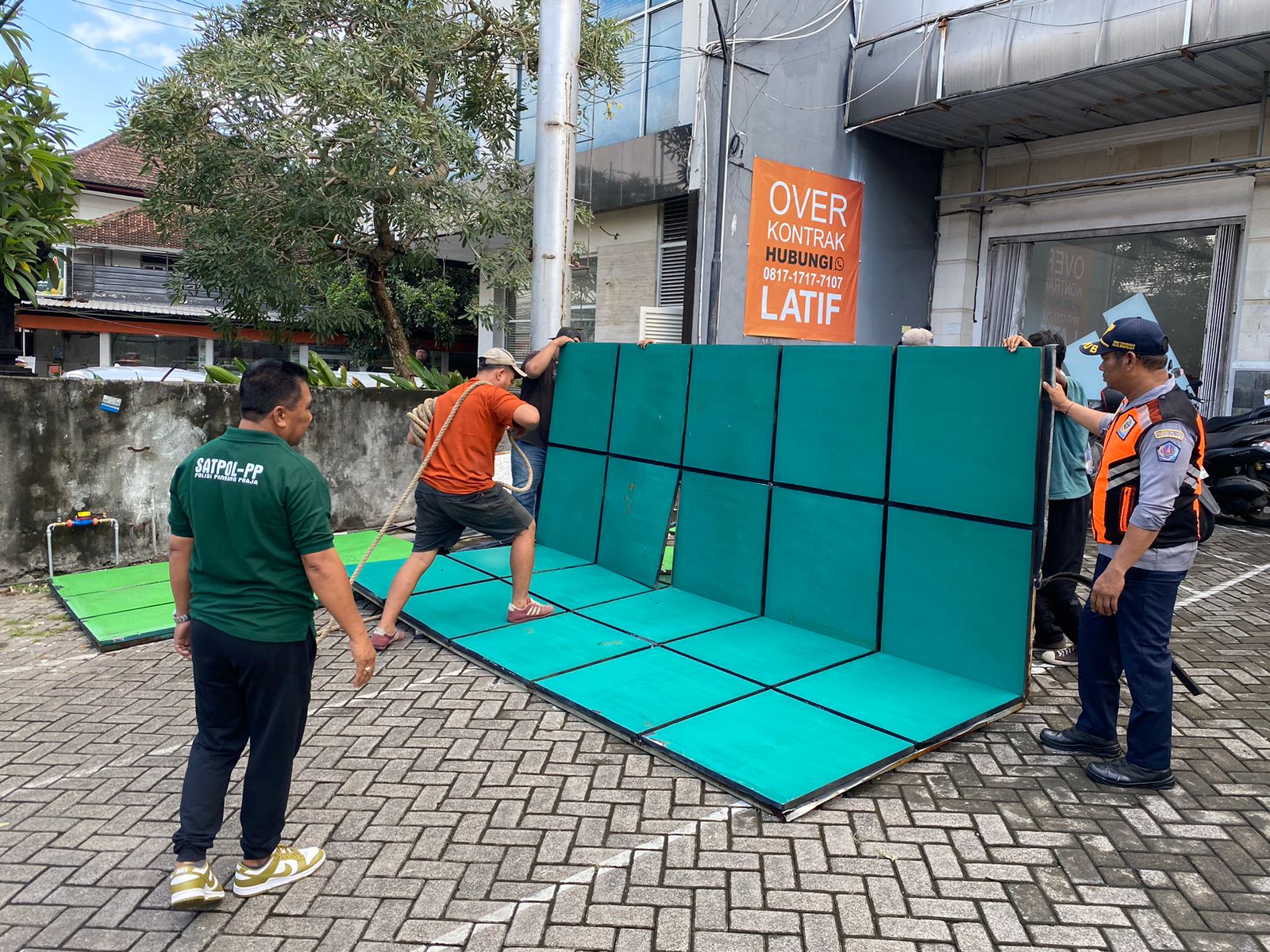 Salah satu papan reklame yang dibongkar Satpol PP Denpasar, Jumat (19/9).