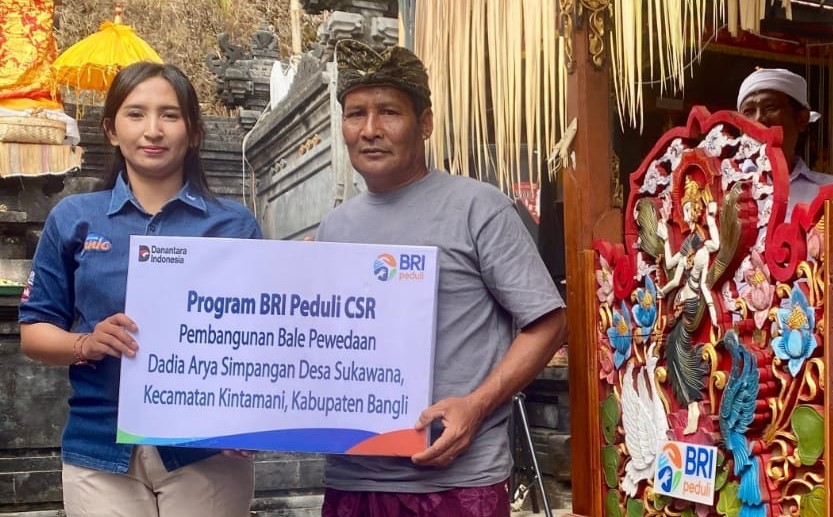 BRI Branch Office Bangli menyerahkan dana CSR kepada Dadia Arya Simpangan, Banjar Kubusalya, Desa Sukawana, Kintamani.