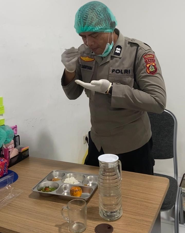 Petugas saat melaksanakan pemeriksaan food safety di Satuan Pelayanan Pemenuhan Gizi (SPPG) Polres Jembrana.