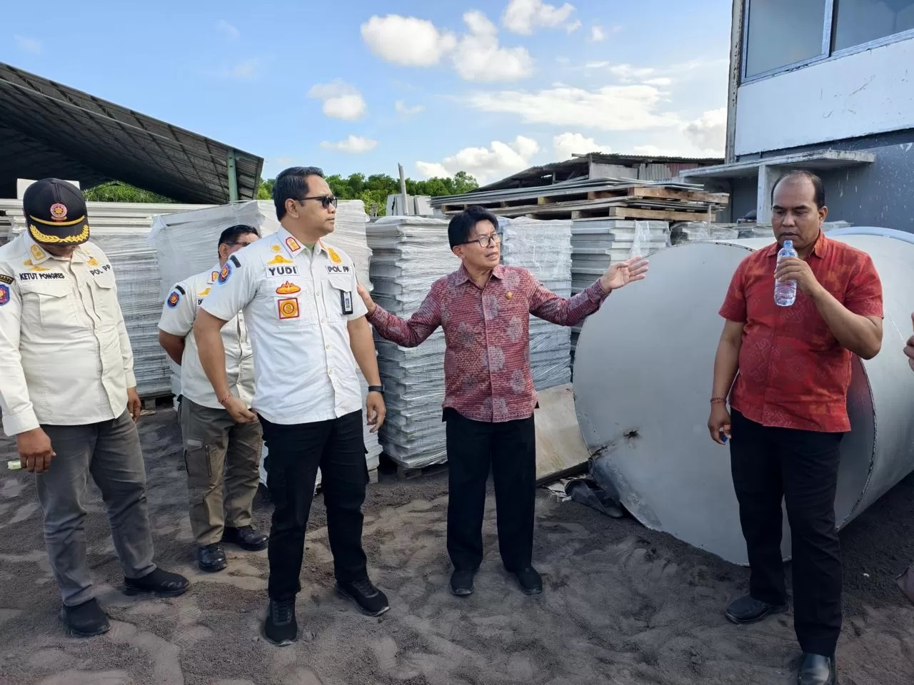 DPRD Bali bersama Pol PP saat melakukan sidak di kawasan Sanur. (DPRD Bali)