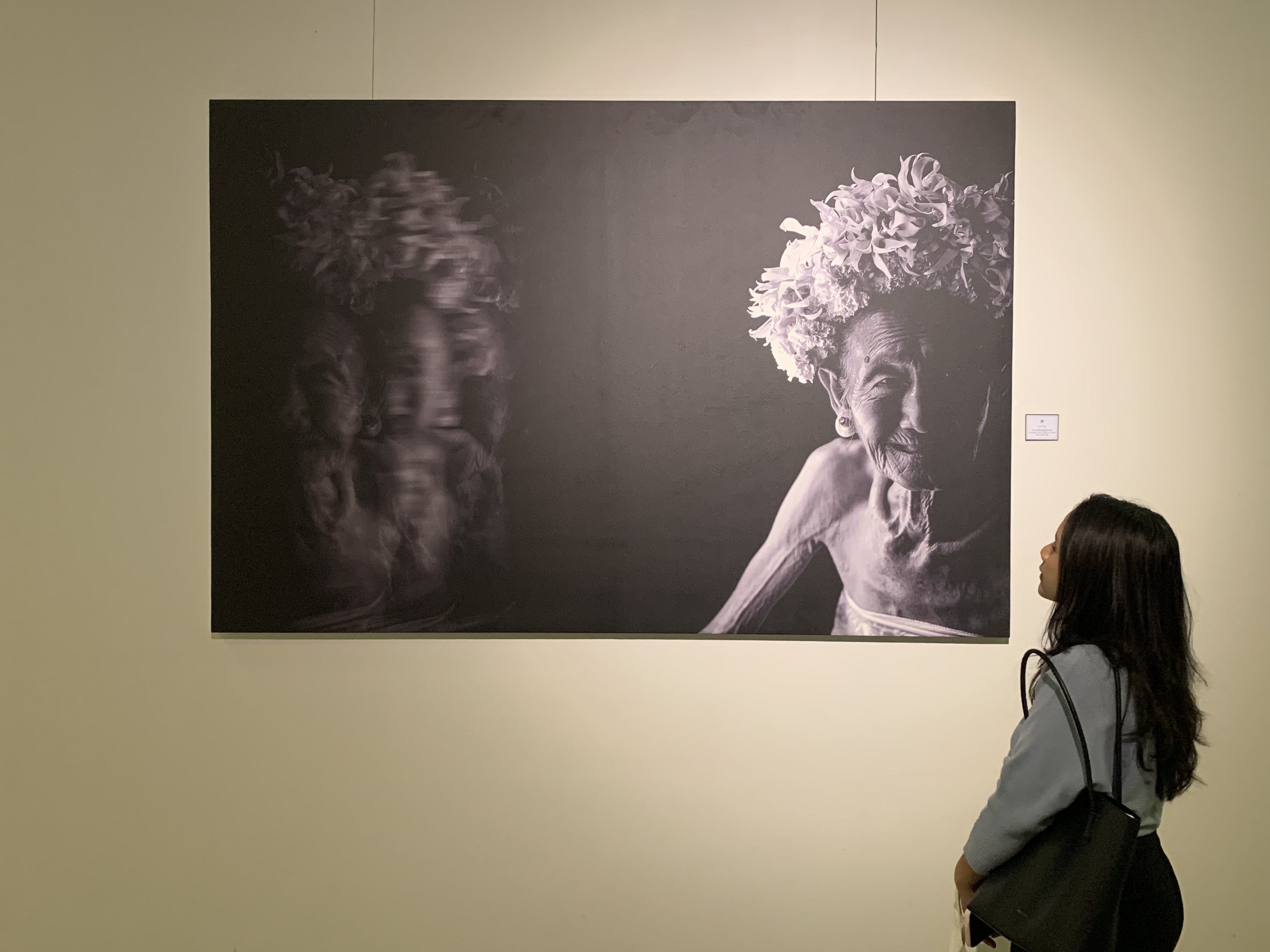 KARYA: Fotografer muda berbakat asal Legian, I Komang Andika Darmawan, kembali menunjukkan karya yang sarat makna lewat pameran foto bertajuk &ldquo;Gurat Senja&rdquo;