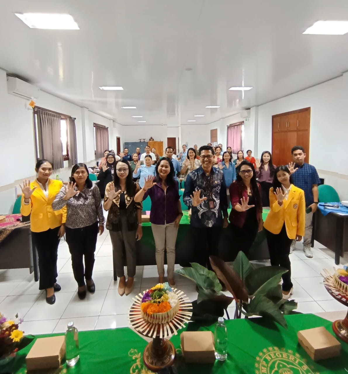 Sebanyak 42 guru yang tergabung dalam Komunitas Belajar (Kombel Lima Spancab) SMP Negeri 5 Abiansemal, Kecamatan Abiansemal, Kabupaten Badung, mengikuti program pengabdian masyarakat bertajuk TANDAS