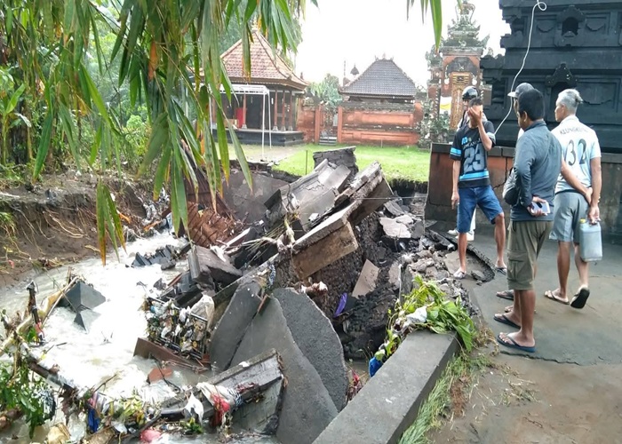JEBOL : Hujan deras yang mengguyur wilayah Kecamatan Dawan pada Kamis (18/9/2025) sore, mengakibatkan sejumlah kerusakan bangunan.