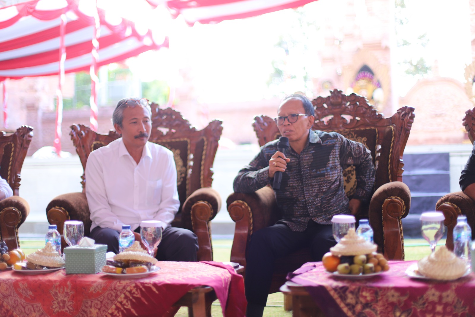 Dirjen Bimas Hindu, Prof Duija (kanan) didampingi Rektor IMK, Prof Suwindia saat memberikan pengarahan serangkaian lauinching IMK pada Sabtu (20/9) oleh Menteri Agama RI